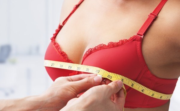 การเสริมหน้าอกด้วยการปลูกถ่ายรูปทรงหยดน้ำในการผ่าตัดเต้านม ภาพถ่ายก่อนและหลัง