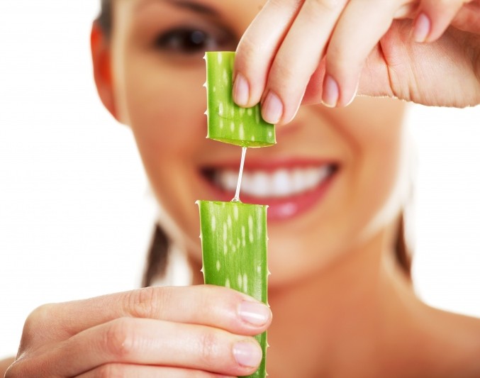 Épilation à la cire à la maison.Épilation sur les jambes, zone de bikini profonde, avantages de la procédure en cartouches