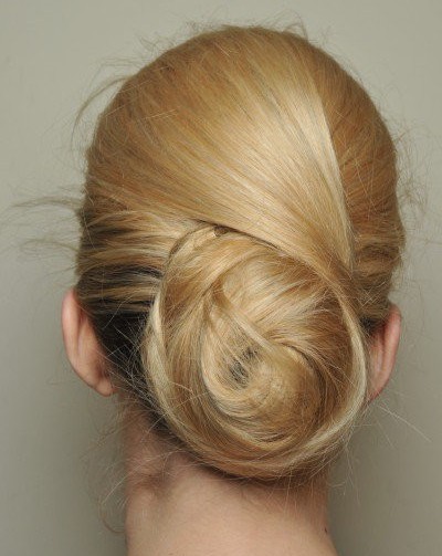 Les coiffures pour cheveux moyens faites-le vous-même.Instructions étape par étape pour des coiffures simples en 5 minutes à la maison