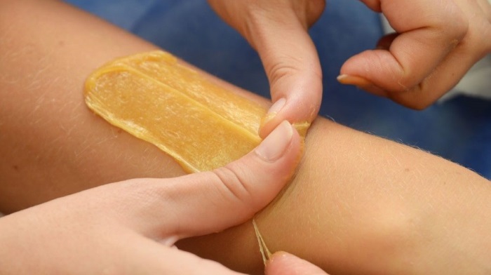 Shugaring ที่บ้าน วิธีกำจัดขนขาและบริเวณบิกินี่ สูตรวางน้ำตาลคำแนะนำเกี่ยวกับภาพถ่าย