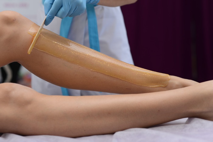 Shugaring ที่บ้าน วิธีกำจัดขนขาและบริเวณบิกินี่ สูตรวางน้ำตาลคำแนะนำเกี่ยวกับภาพถ่าย