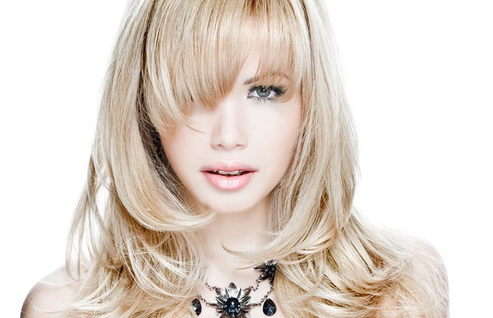 Types de coupes de cheveux pour cheveux moyens. Photo de coupes de cheveux pour femmes à la mode, vue de face, dos sur cheveux raides et bouclés