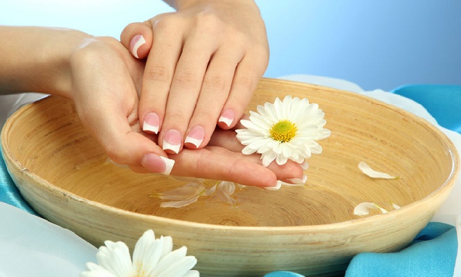 ทำไมผิวหนังที่มือจึงแตกใกล้เล็บถึงเป็นเลือดสาเหตุและการรักษาด้วยยาและการเยียวยาชาวบ้าน