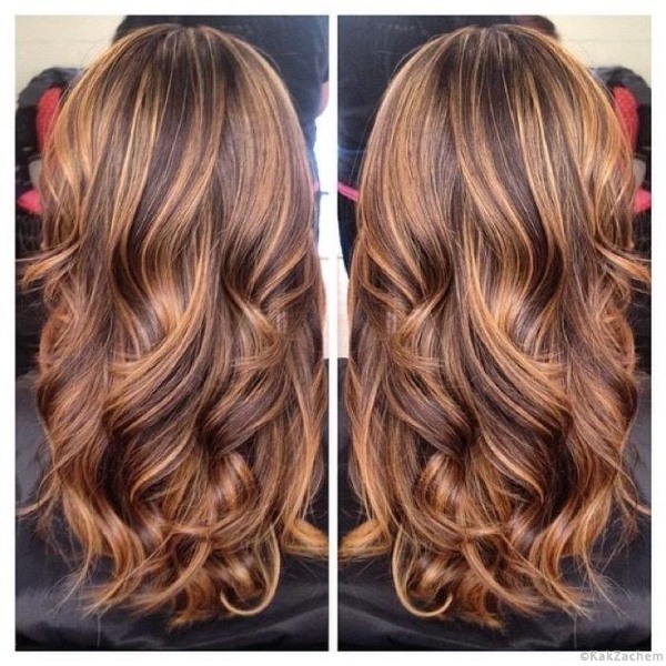 Faits saillants sur les cheveux moyens foncés. Couleur à la mode sur les pointes, vue de dos et de face, photo