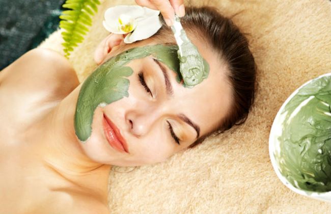 Causes et traitement de la peau du visage, si elle s'écaille, pèle, taches rouges, sèche, démangeaisons, démangeaisons