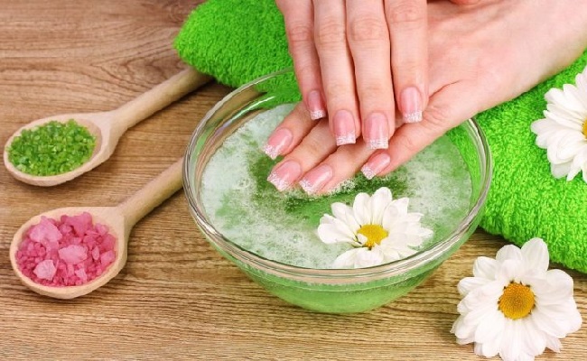 ทำไมผิวหนังที่มือจึงแตกใกล้เล็บถึงเป็นเลือด สาเหตุและการรักษาด้วยยาและการเยียวยาชาวบ้าน