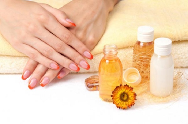 ทำไมผิวหนังที่มือจึงแตกใกล้เล็บถึงเป็นเลือด สาเหตุและการรักษาด้วยยาและการเยียวยาชาวบ้าน