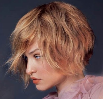 Bob bob pour cheveux courts avec allongement, sur une jambe, gradué. Convient pour, photo, vue avant et arrière