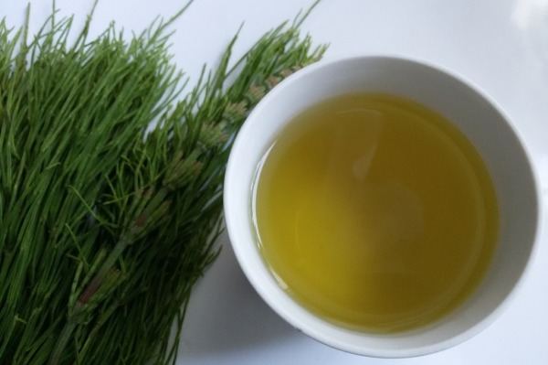 Causes et traitement de la transpiration sévère des aisselles chez la femme.Comment éliminer la transpiration avec des remèdes populaires