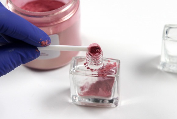 Manucure mate pour ongles courts avec vernis gel. Tendances de la mode 2020, nouveaux designs. Une photo