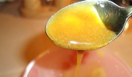 Comment repulper les lèvres avec un verre, une bouteille, du maquillage, des exercices d'augmentation des lèvres à la maison