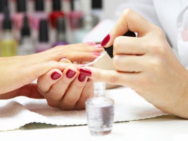 Comment renforcer les ongles avec du gel sous vernis gel. Quels gels sont meilleurs à utiliser, comment la procédure se déroule étape par étape. Instruction avec photo