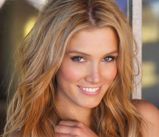 เน้นผมสีบลอนด์อ่อนปานกลางสั้นและยาว เทคนิคการย้อมสีบลอนด์ขี้เถ้าย้อนกลับแคลิฟอร์เนียมืด รูปภาพ