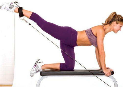 Exercices d'isolement pour les fesses et les jambes pour les filles. Exemples de performances au gymnase, à la maison