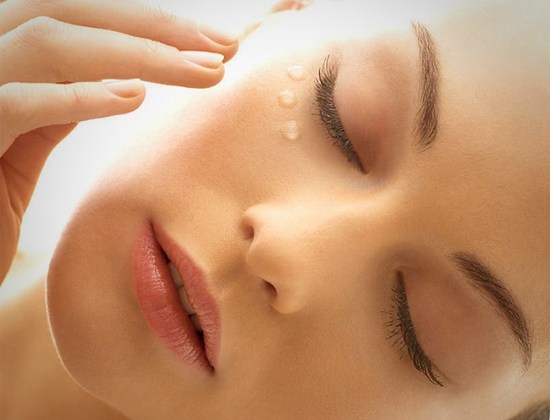 Huile de pêche. Propriétés et application en cosmétologie, médecine et cuisine. Prescriptions pour la peau du visage et du corps, les ongles, les cheveux, dans le traitement des maladies