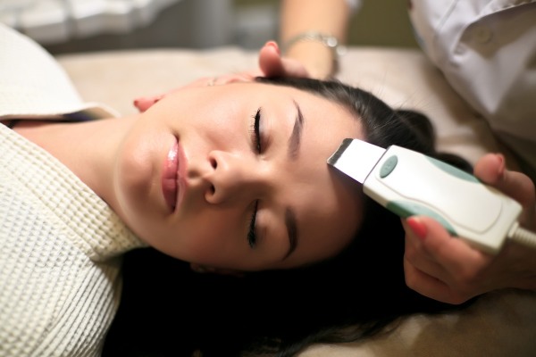 Avantages et inconvénients du peeling du visage: chimique, acides de fruits, glycolique, matériel, rétinol, Jessner, acide succinique, avec du calcium