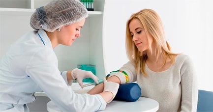 Acné sur le visage.Causes et traitement des remèdes populaires, des antibiotiques, des herbes chez les adolescents et les adultes à la maison