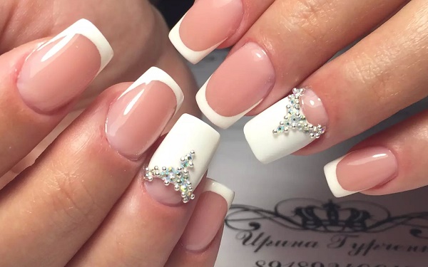 Français sur les ongles. Photo 2020, nouveaux articles: vernis gel blanc avec un motif, conceptions et idées de printemps, d'automne, d'été, d'hiver