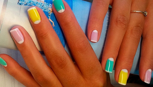 Français sur les ongles. Photo 2020, nouveautés: vernis gel blanc avec un motif, belle ombre, dégradé, géométrie shellac