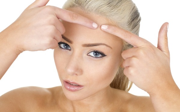 Causes de l'acné sur le front chez la femme, quel organe n'est pas en ordre? Comment se débarrasser à la maison, traitement