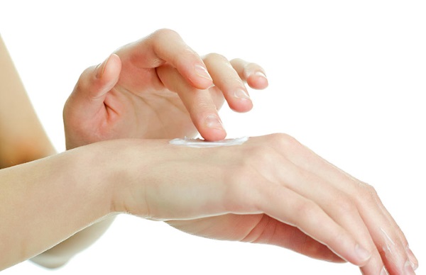 การแก้ไขสำหรับจุดที่เป็นสิวบนใบหน้า ที่ดีที่สุดในร้านขายยาและพื้นบ้านที่มีประสิทธิภาพ วิธีการกำจัดเม็ดสีอย่างรวดเร็วที่บ้าน