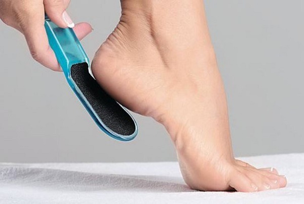 Remèdes pour les talons fissurés: folk avec glycérine, ammoniaque, vinaigre, œuf, peroxyde, aloès, vitamine E, calendula