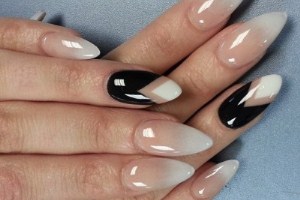 Français sur les ongles en forme d'amande: nouveautés 2020.Conception avec des strass, des étincelles, des frottements, du vernis gel