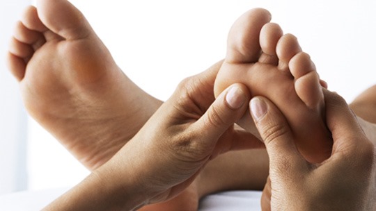 Technique de massage des pieds: règles et leçons vidéo. Apprendre en images avec des explications: thaï, chinois, spot