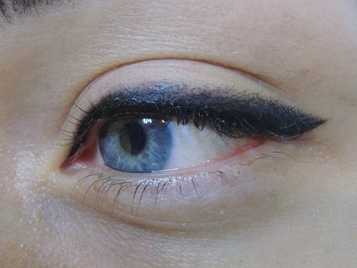 Maquillage permanent avec ombrage: couleur naturelle des paupières, sourcils, flèches, espace entre les cils, beau contour.Instructions étape par étape avec photos