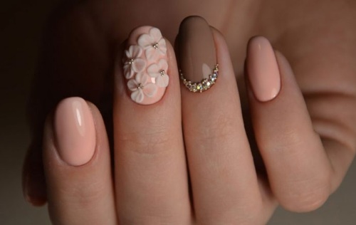 Fleurs sur les ongles avec du vernis gel - idées de manucure et de nouveaux designs: veste de service, volumineuse, délicate, transparente, belles fleurs. Une photo