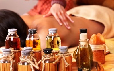 Huile essentielle d'arbre à thé, propriétés. Application pour les cheveux, les dents, le visage. Avec muguet, mycose des ongles, acné, verrues, papillomes, à l'intérieur