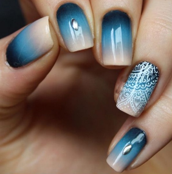 Veste bleue sur les ongles. Photos d'une nouvelle manucure avec un motif, des strass, des paillettes, des idées de design pour le printemps, l'hiver et l'été