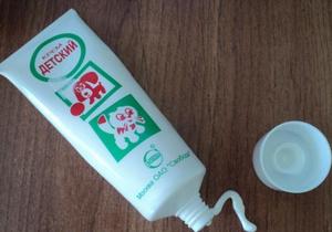 Enveloppez pour la cellulite avec la crème Capsicam sur les cuisses, les fesses, l'abdomen. Recettes maison efficaces