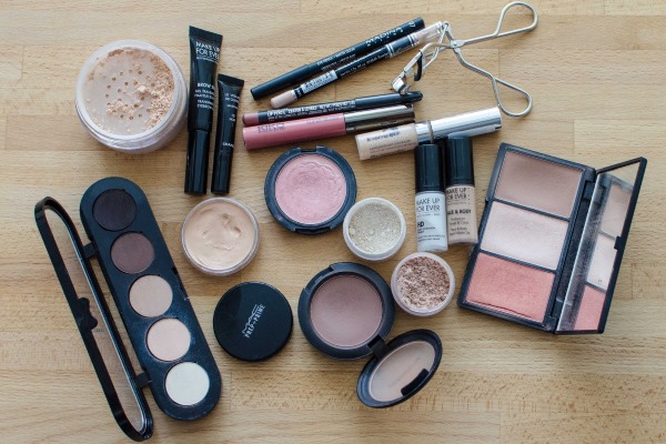 Maquillage professionnel - règles, technique pour les débutants à la maison: yeux bleus, gris, verts, bruns. Une photo