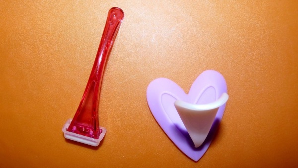 Le design du bikini est féminin.Photos, les meilleures belles coupes de cheveux: caractéristiques de jouer à la maison. Coloration, art corporel, tatouage, paillettes et strass