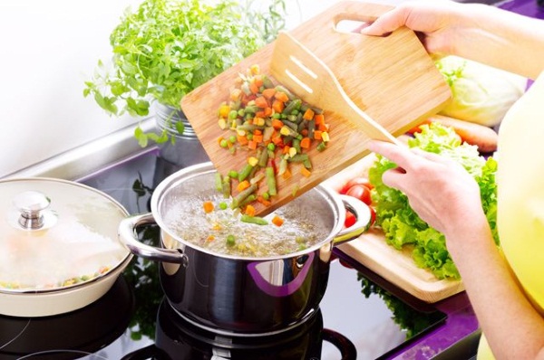 Ce qu'il ne faut pas faire après le botox. Combien de temps vous ne pouvez pas vous coucher, vous pencher, boire de l'alcool, des antibiotiques, faire du sport, prendre un bain de soleil, aller aux bains publics, à la piscine