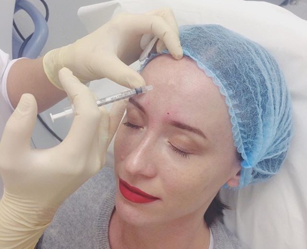 Ce qu'il ne faut pas faire après le botox. Combien de temps vous ne pouvez pas aller au lit, vous pencher, boire de l'alcool, des antibiotiques, faire du sport, prendre un bain de soleil, aller aux bains publics, à la piscine