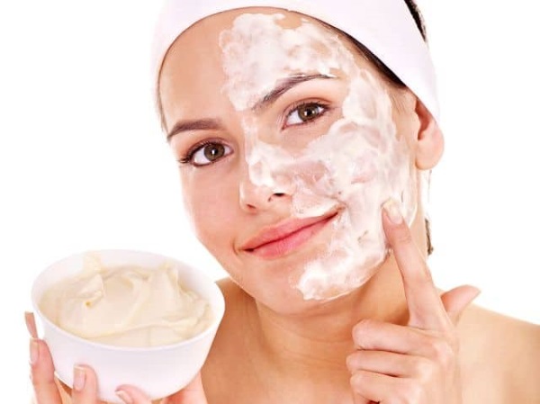 Pommade à l'héparine pour le visage en cosmétologie. Propriétés et applications pour les rides, les ecchymoses, les poches, les poches sous les yeux