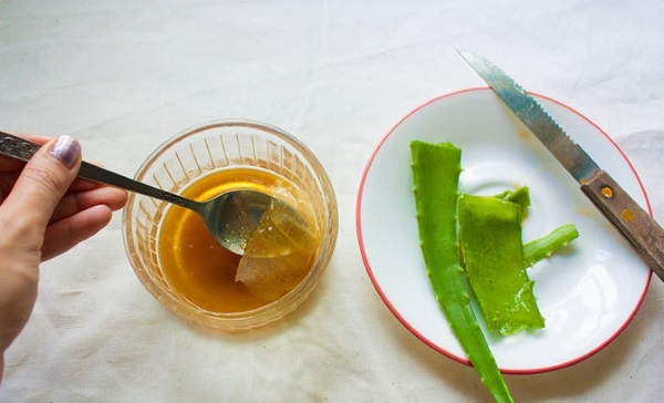 Comment éliminer les rides sur le front, sous les yeux, nasogéniens, au-dessus de la lèvre supérieure, entre les sourcils, sur le cou, entre les sourcils, imiter