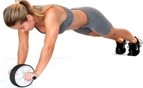 Une série d'exercices pour la presse pour les filles.Entraînement efficace avec un rouleau, une roue, une barre horizontale, un banc, une chaise