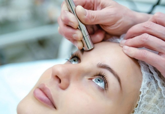 Le resurfaçage du visage.Photos avant et après laser, CO2, diamant, fractionnaire, radiofréquence. Avantages et inconvénients, étapes, rééducation