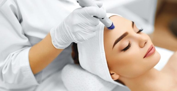 ผู้เชี่ยวชาญด้านความงามด้านความงาม - มันคือใครทำอะไรฝึกอบรมโดยไม่ได้รับการศึกษาทางการแพทย์หลักสูตร