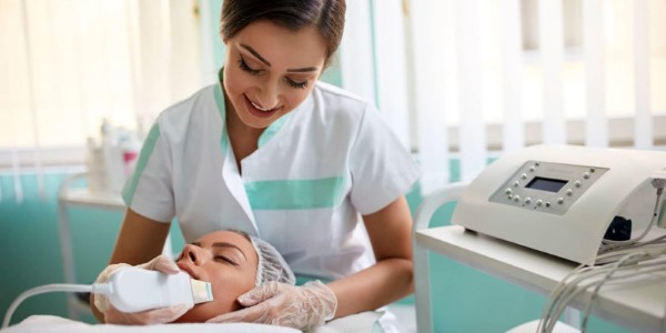 ผู้เชี่ยวชาญด้านความงามด้านความงาม - มันคือใครทำอะไรฝึกอบรมโดยไม่ได้รับการศึกษาทางการแพทย์หลักสูตร