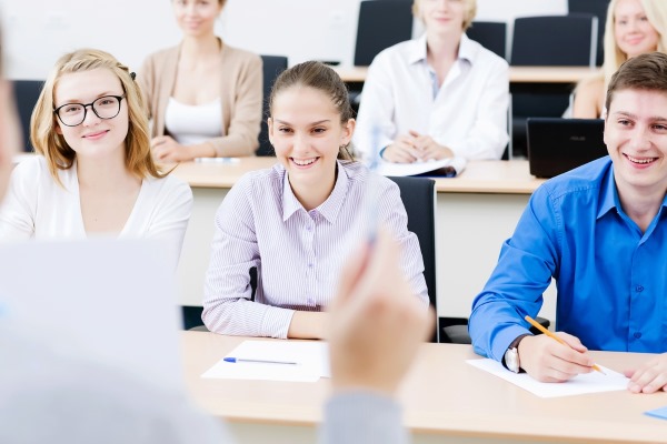 ผู้เชี่ยวชาญด้านความงามด้านความงาม - มันคือใครทำอะไรฝึกอบรมโดยไม่ได้รับการศึกษาทางการแพทย์หลักสูตร