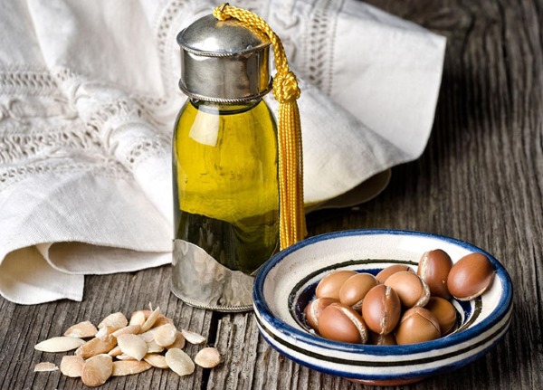 Huile d'argan.Propriétés et application en cosmétologie pour les cheveux, la peau, l'ingestion