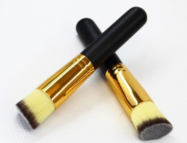 Cours de maquillage pour débutants.Instruction, explication étape par étape, vidéo