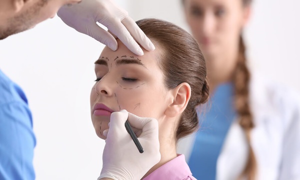 Lifting endoscopique du front et des sourcils.Photos avant et après, comment c'est fait, conséquences, critiques