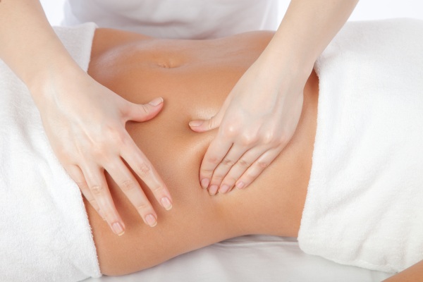 Comment faire un massage pour amincir l'abdomen et les côtés: vide, chinois, anti-cellulite viscérale, drainage lymphatique