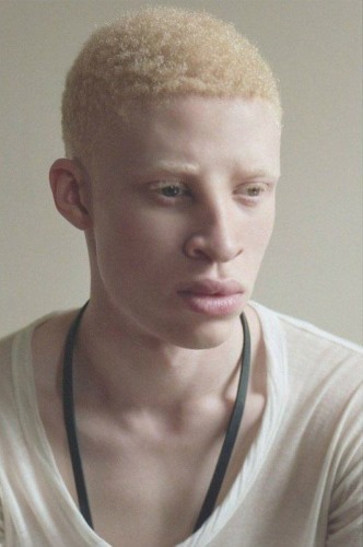 Modèles d'aspect inhabituel. Photo d'une fille, hommes par nature, couleur de peau