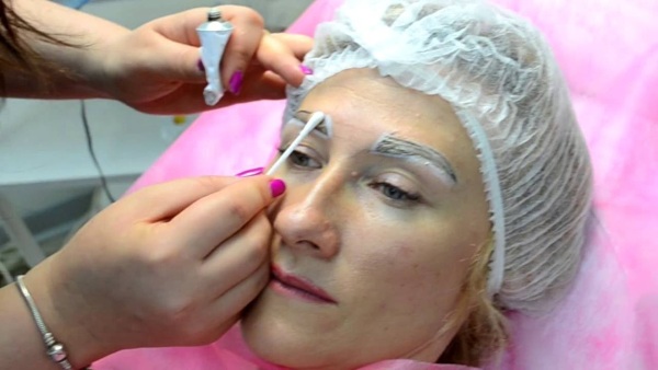 Époussetage poudreux des sourcils. Qu'est-ce que c'est, comment est-ce fait, le prix du maquillage permanent, du microblading, du tatouage. Commentaires